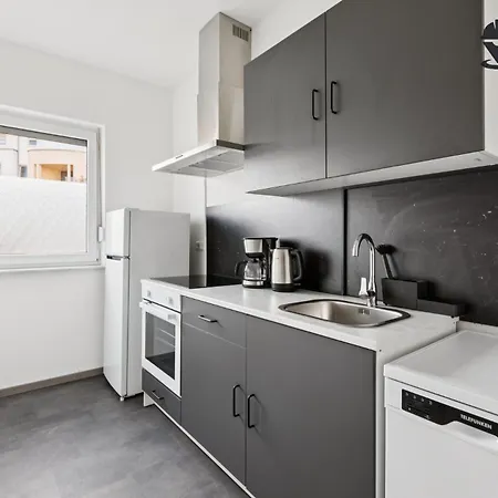 Monteur - Für Bis Zu 5 Personen In 63452 - Hu14 *