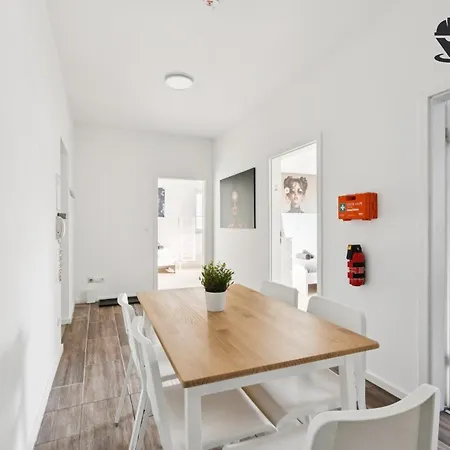 Monteur - Für Bis Zu 5 Personen In 63452 - Hu14 *